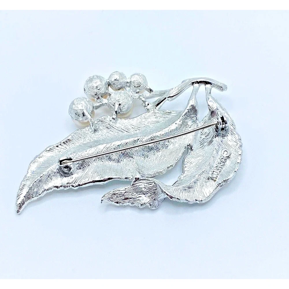 Vintage Sarah Coventry Large Silver Tone Flowing Leaf Brooch Faux Pearl Berries - Picture 3 of 5